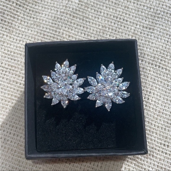 New Designer Flower Leaf Shape Stunning Cubic Zirconia Crystal Ear Clip - Picture 14 of 16